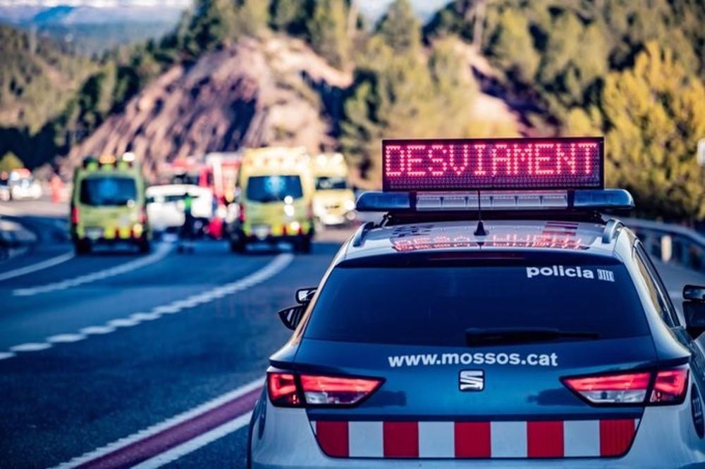 Archivo - Un coche de los Mossos d'Esquadra y ambulancias del SEM en un accidente de tráfico Archivo
