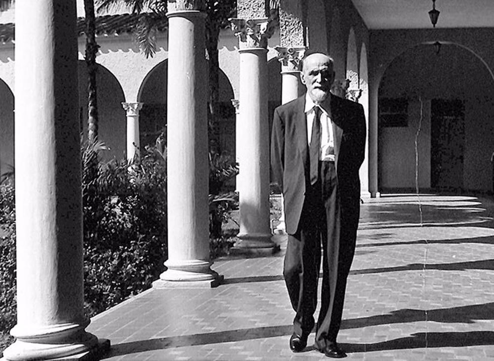 Juan Ramón Jiménez caminando por los pasillos de la Facultad de Humanidades de la Universidad de Puerto Rico en 1957. Juan