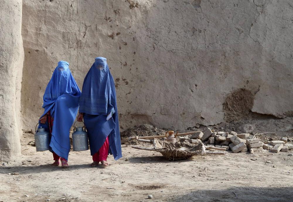 Archivo - Dos mujeres con burka en Afganistán Archivo