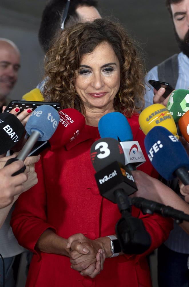 La ministra de Hacienda y Función pública, María Jesús Montero, ofrece declaraciones a los medios a su llegada a la jornada 'La nueva gobernanza europea y la fiscalidad en España', en el Aula 1 de Caixaforum, a 6 de junio de 2023, en Madrid (España). Orga La