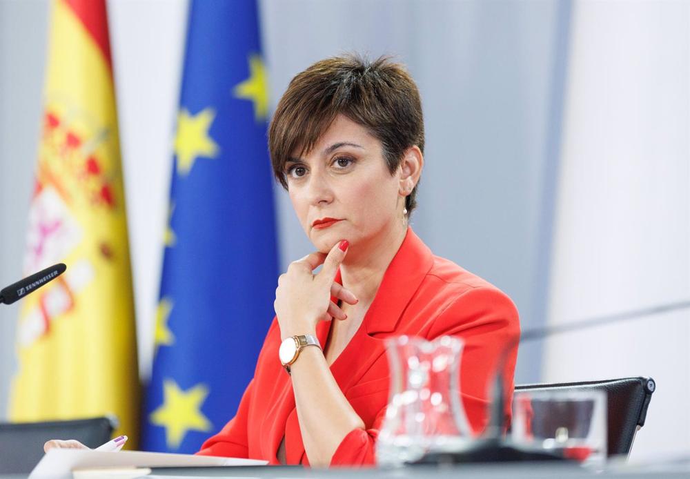 La vicepresidenta primera y ministra de Asuntos Económicos y Transformación Digital, Nadia Calviño, bebe agua durante una rueda de prensa posterior a la reunión del Consejo de Ministros, en el Palacio de La Moncloa, a 6 de junio de 2023, en Madrid. La