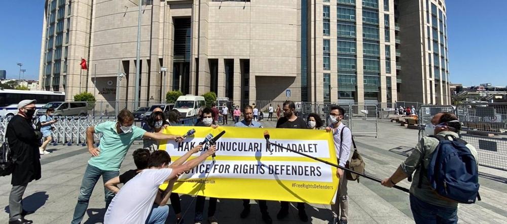Archivo - Andrew Gardner, investigador de Amnistía Internacional, en una comparecencia por el jucio en el que fue condenado a prisión Taner Kilic y otros tres activistas de DDHH Archivo