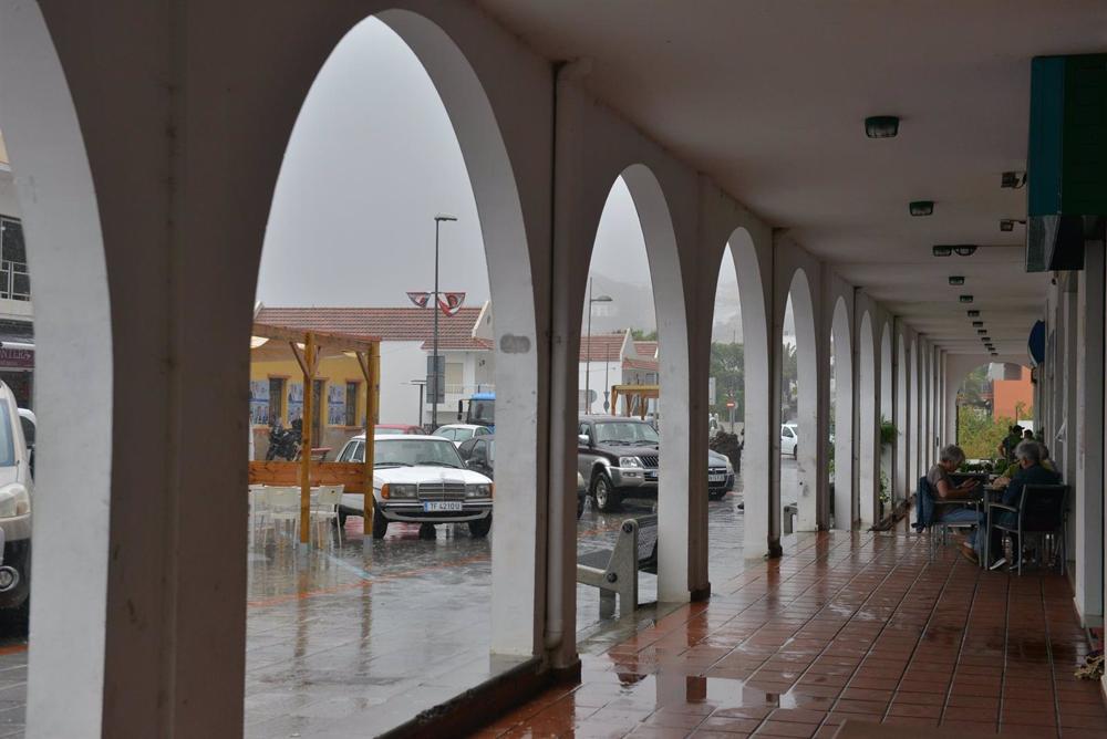 La borrasca Óscar mantendrá hoy el riesgo importante por lluvias, tormentas, viento a Canarias